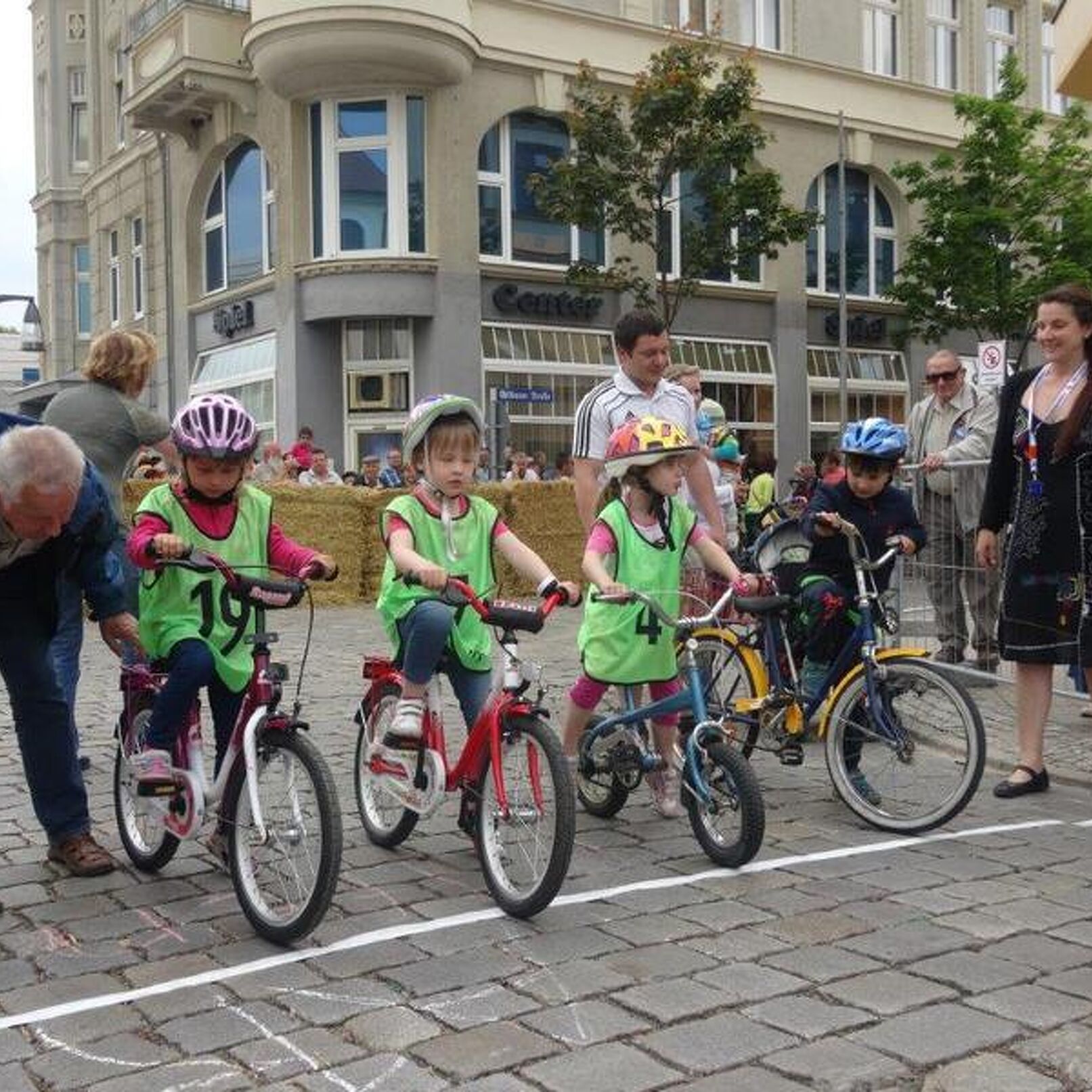 ...die Großen der Kleinsten mit Fahrrad



