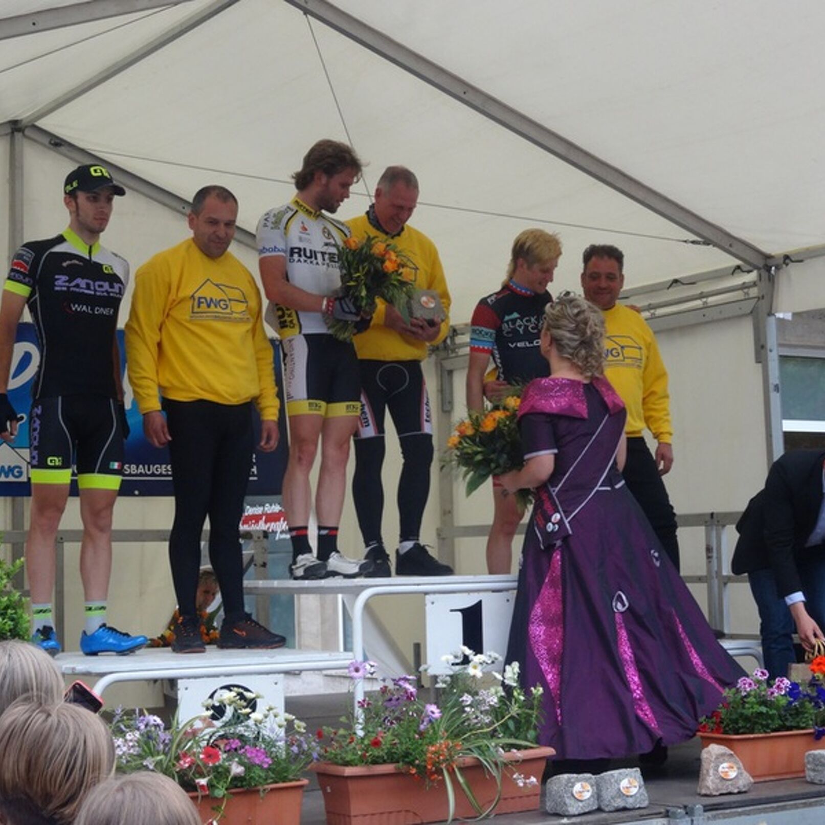 Siegerehrung - Rosenkönigin Stephanie I., Philipp Wesemann und Uwe Engelmann