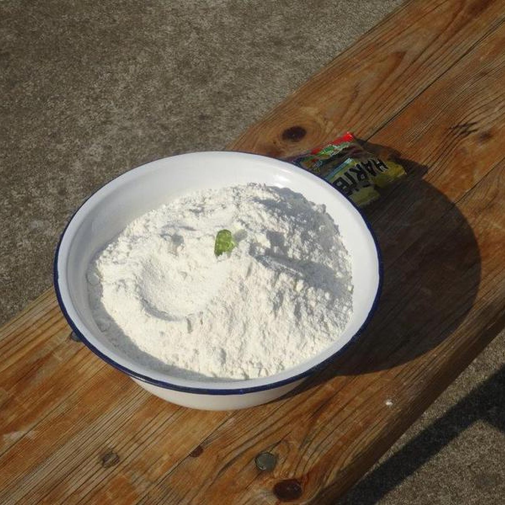 Gummibärchen aus der Schüssel angeln ohne Hände