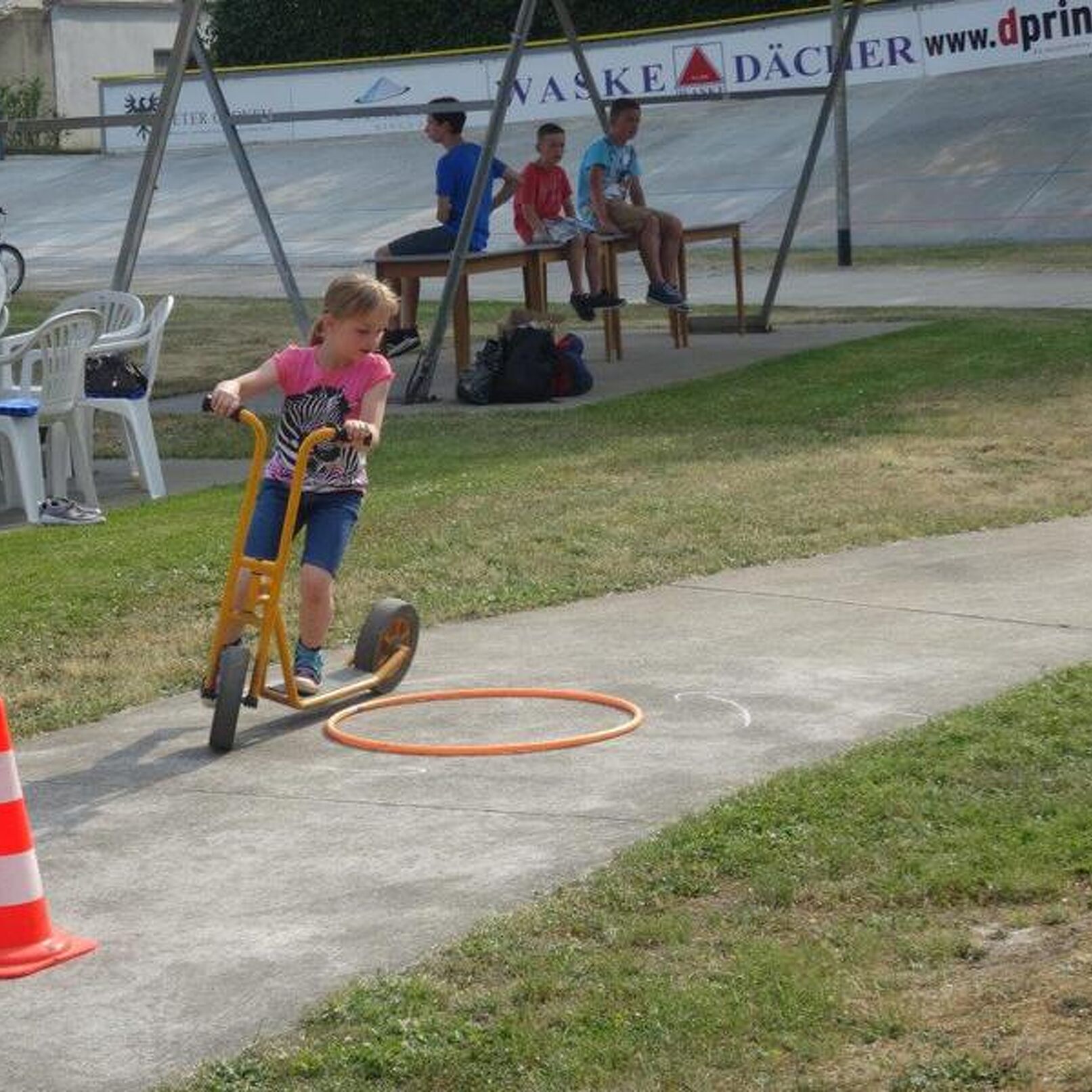 Mit dem Roller um den Reifen