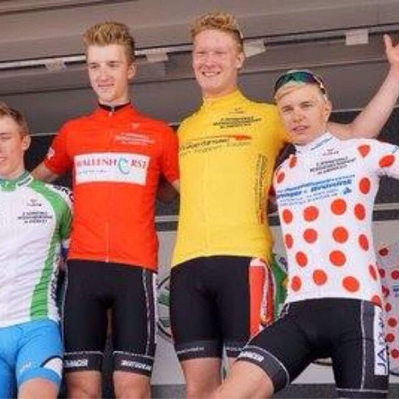 Bastian Flicke (2.vl.) im Trikot des besten Nachwuchsfahrers