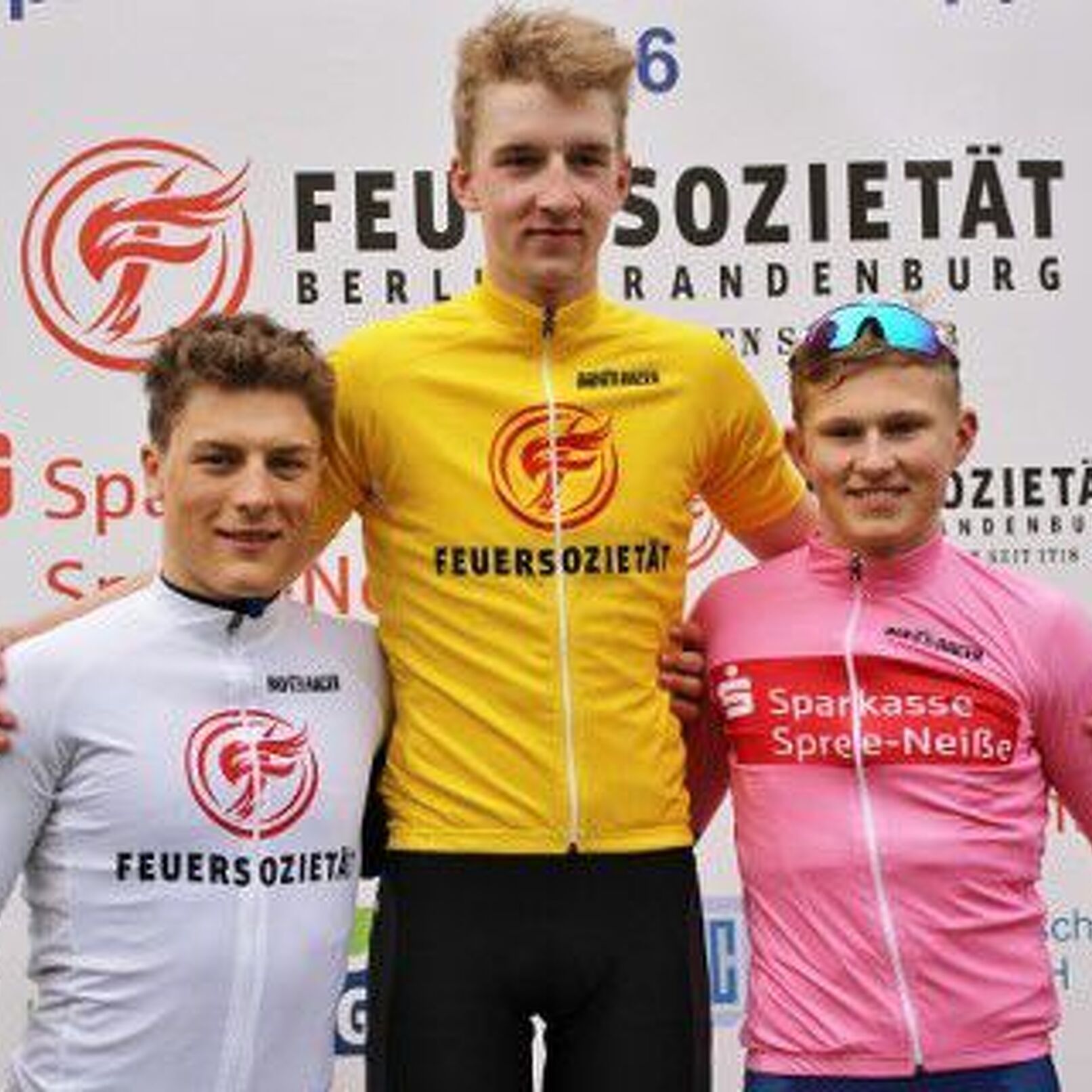 Die Trikotträger der Cottbuser Junioren-Etappenfahrt (v. li.) Felix Wacker, Bastian Flicke und Thomas Ognedal. Foto: Manfred Heinrich
	
