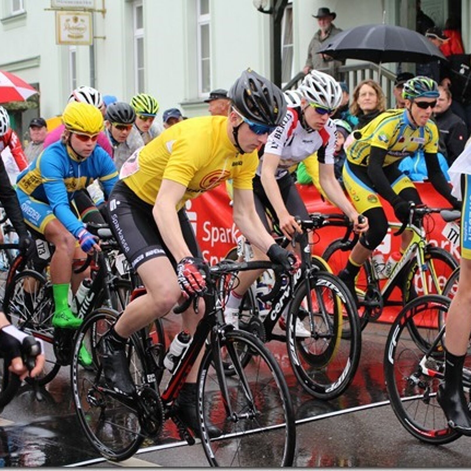 Am Start im gelben Trikot