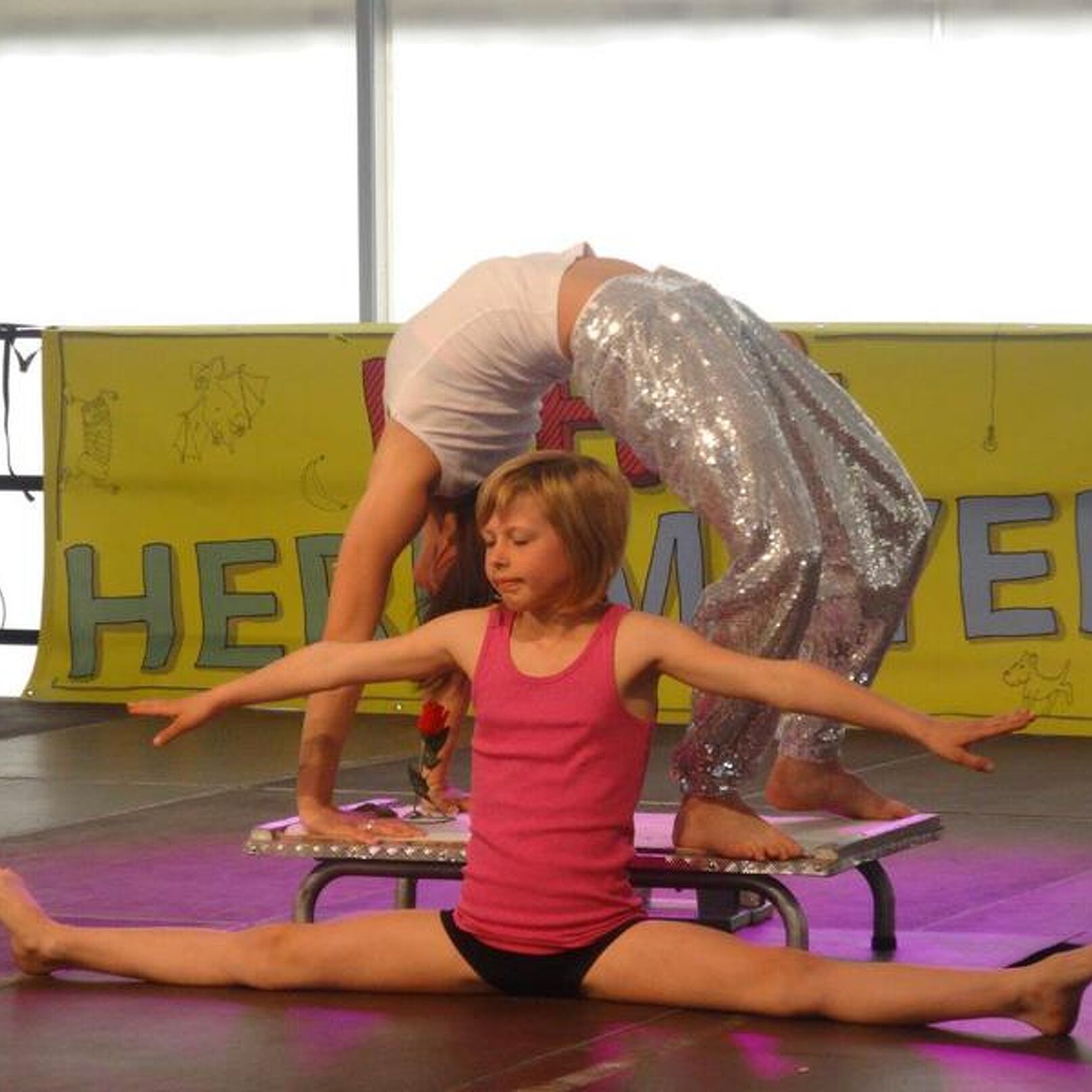 Cynthia Bergmann mit Unterstützung