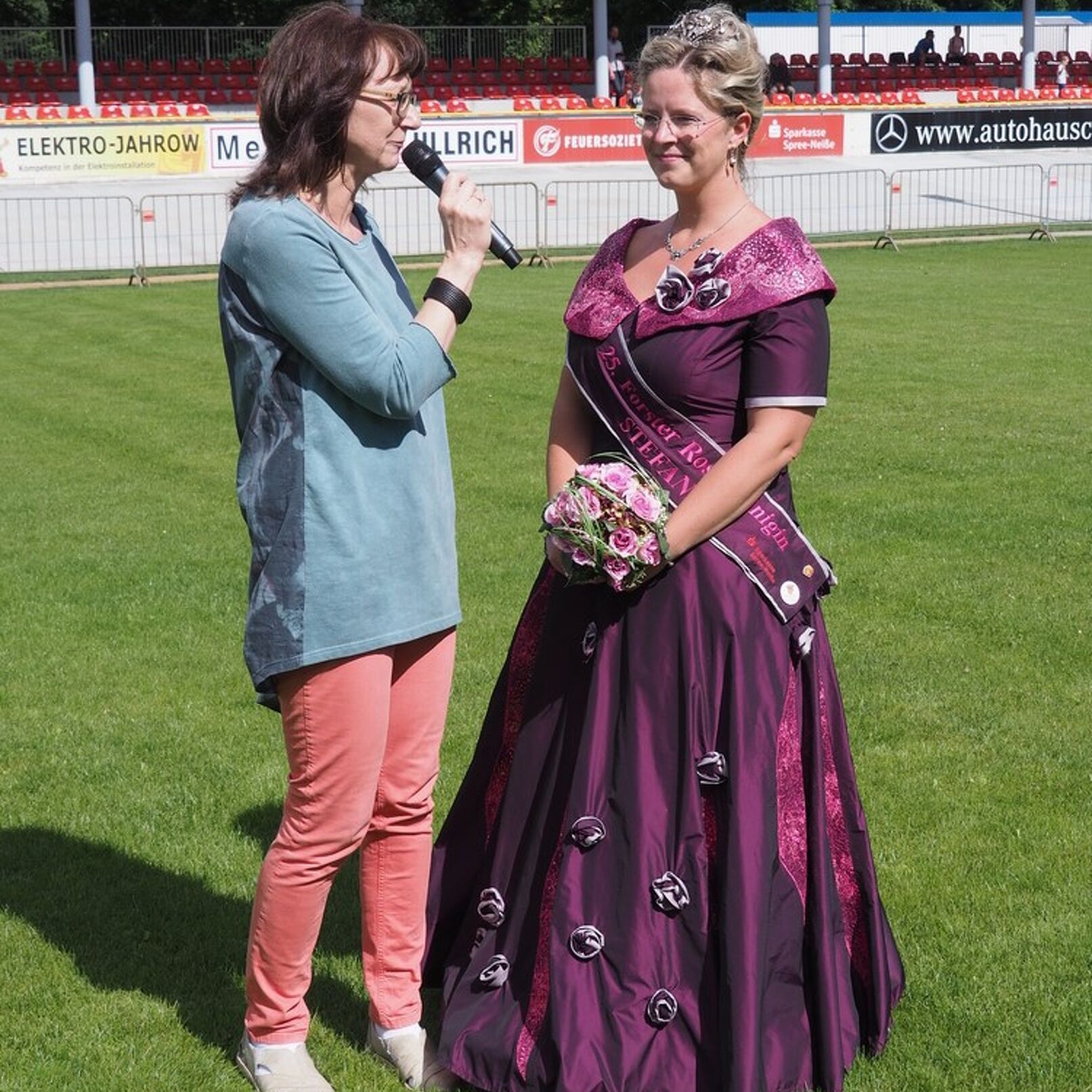 Die Rosenkönigin Stephanie I. im Gespräch