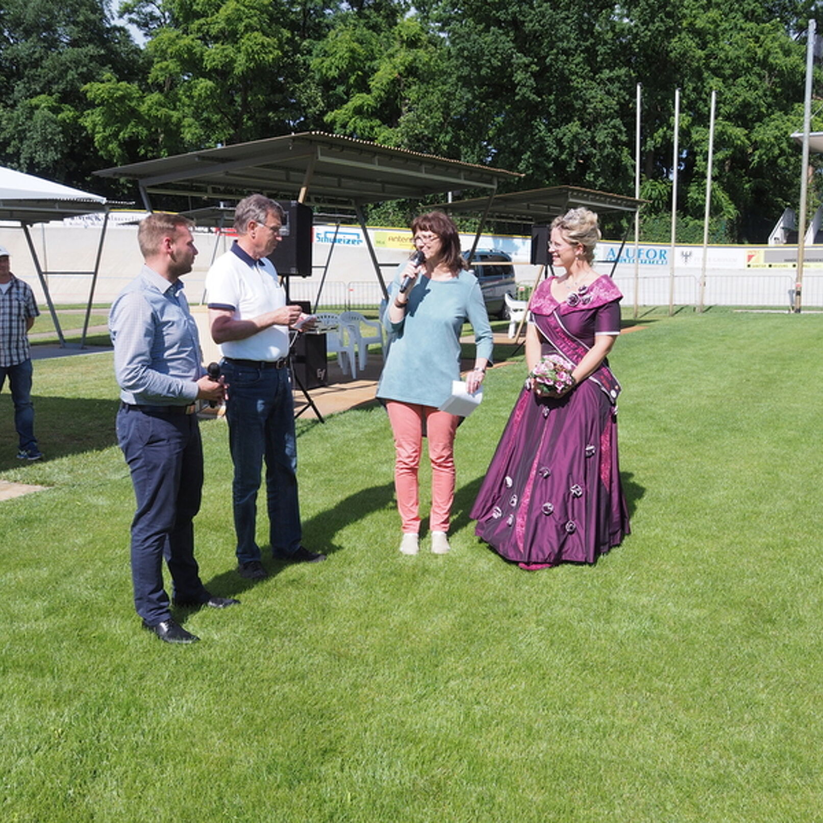 Eröffnung mit Bürgermeister Phillip Wesemann, Präsident Gerd Suschowk und Rosenkönigin Stephanie I.