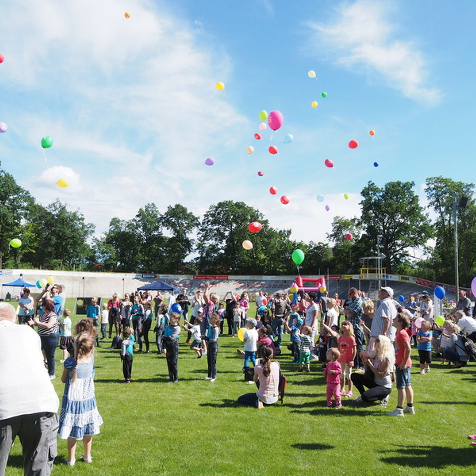 110 Luftballons stiegen in den blauen Himmel