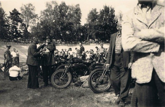 Frank Owczarek	
Ein toller Einblick ins Vorbereiten aufs Rennen. (1952) - 
Über 60 Jahre her und noch immer können wir dieses Ereignis miterleben!