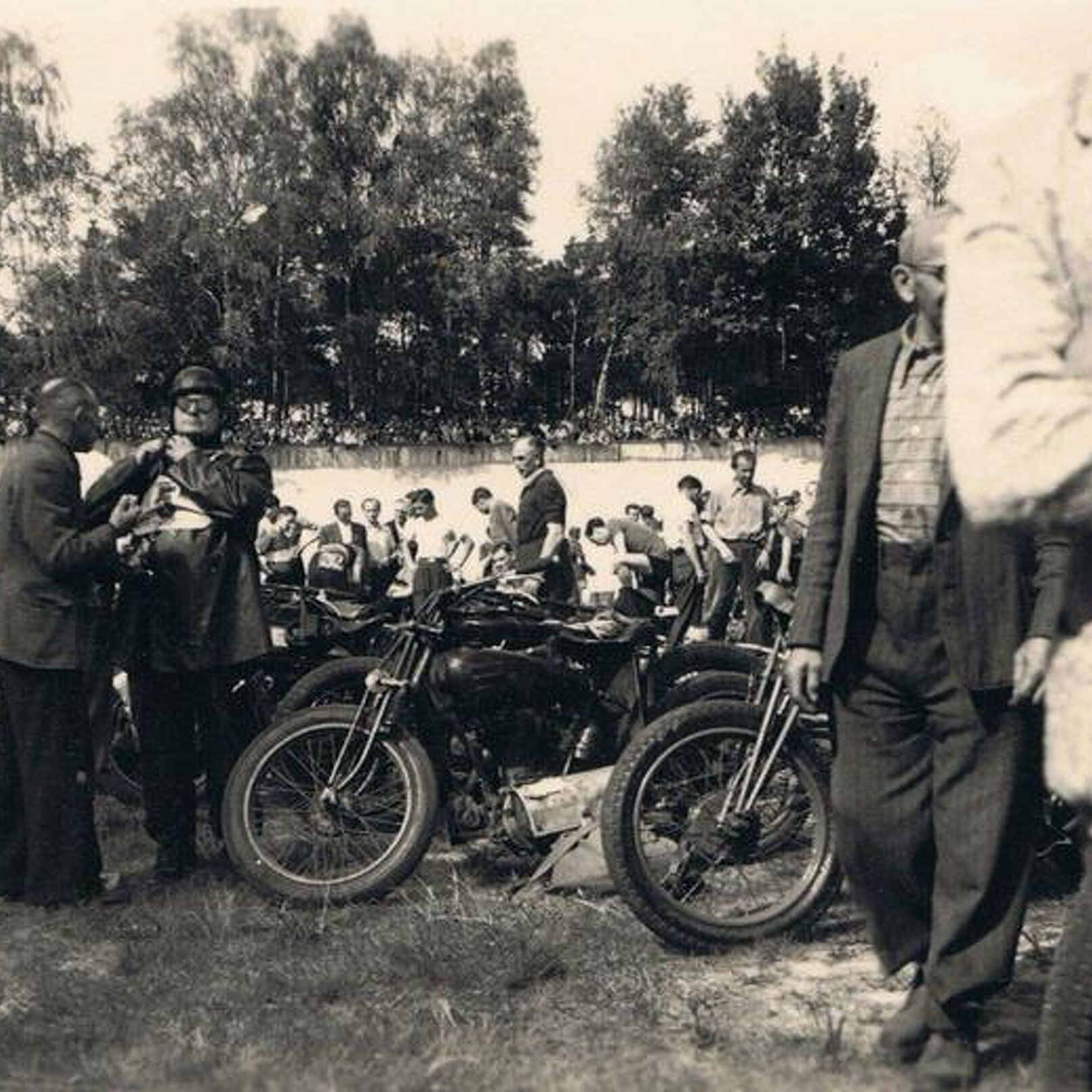 Frank Owczarek	
Ein toller Einblick ins Vorbereiten aufs Rennen. (1952) - 
Über 60 Jahre her und noch immer können wir dieses Ereignis miterleben! 
