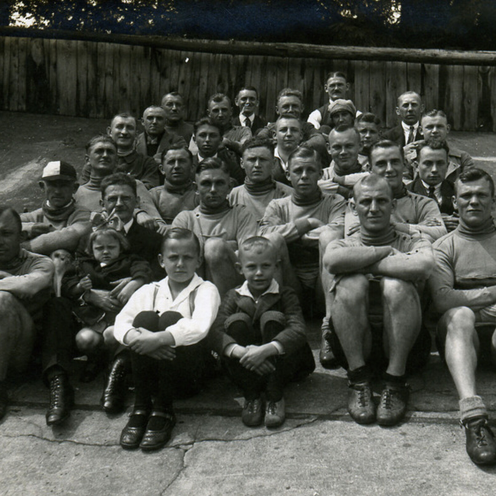 Lutz Nerlich	
20-er Jahre: Gruppenbild auf der Radrennbahn
