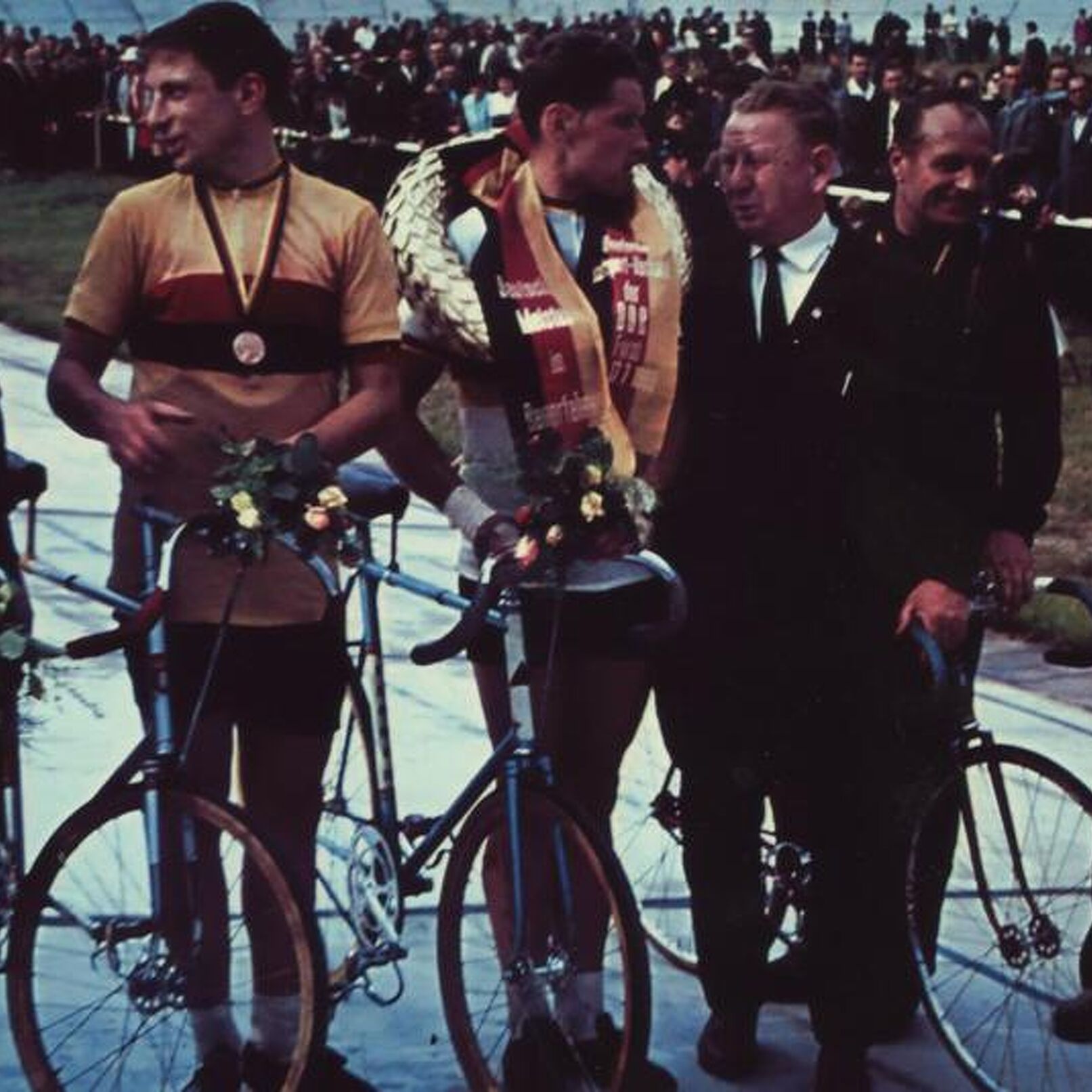 Horst Halama	
Nach der Siegehrung – DDR – Meisterschaften der Steher 1966	
1. Platz Dieter Zuchold (SC Leipzig), 2. Platz Georg Stoltze (Post Berlin), 3. Platz Manfred Klime (TSC Berlin) von re nach li
