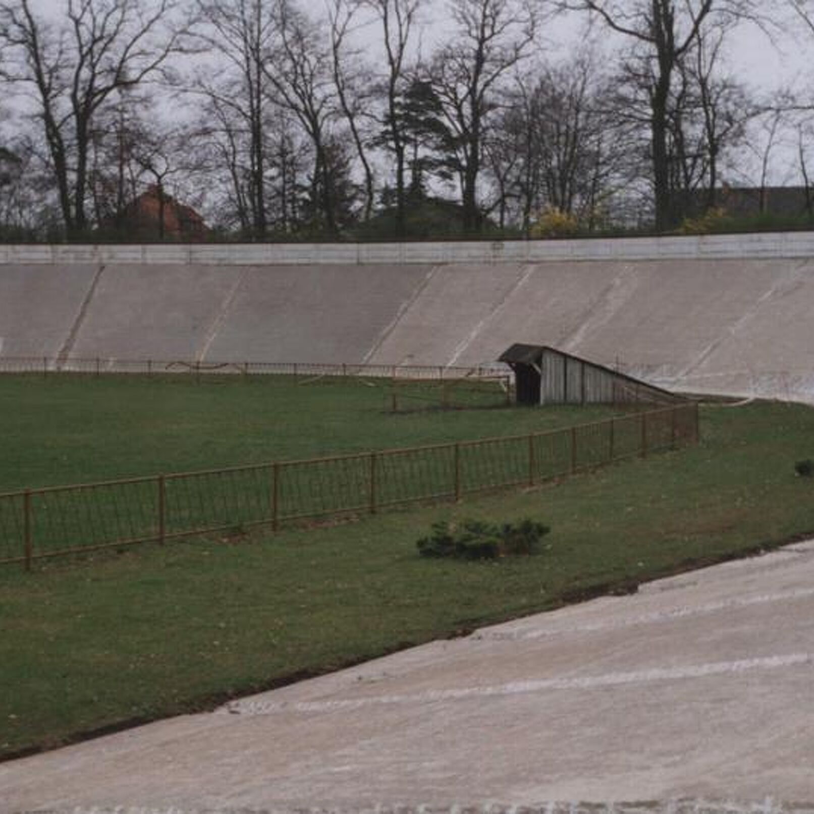 Monika Hanto	
Rekonstruktion Bahnbelag (1994) – Noch zu sehen, der alte Tunneldurchgang zum Innenraum.
