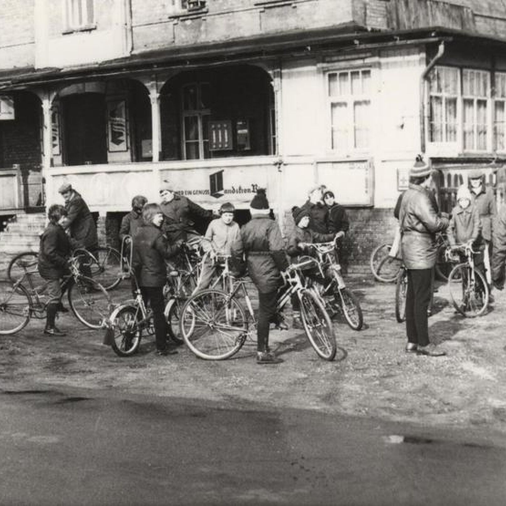 Jürgen Menzel	
Start zur Ostereiersuchfahrt an der Radrennbahn (Mai 1974)

