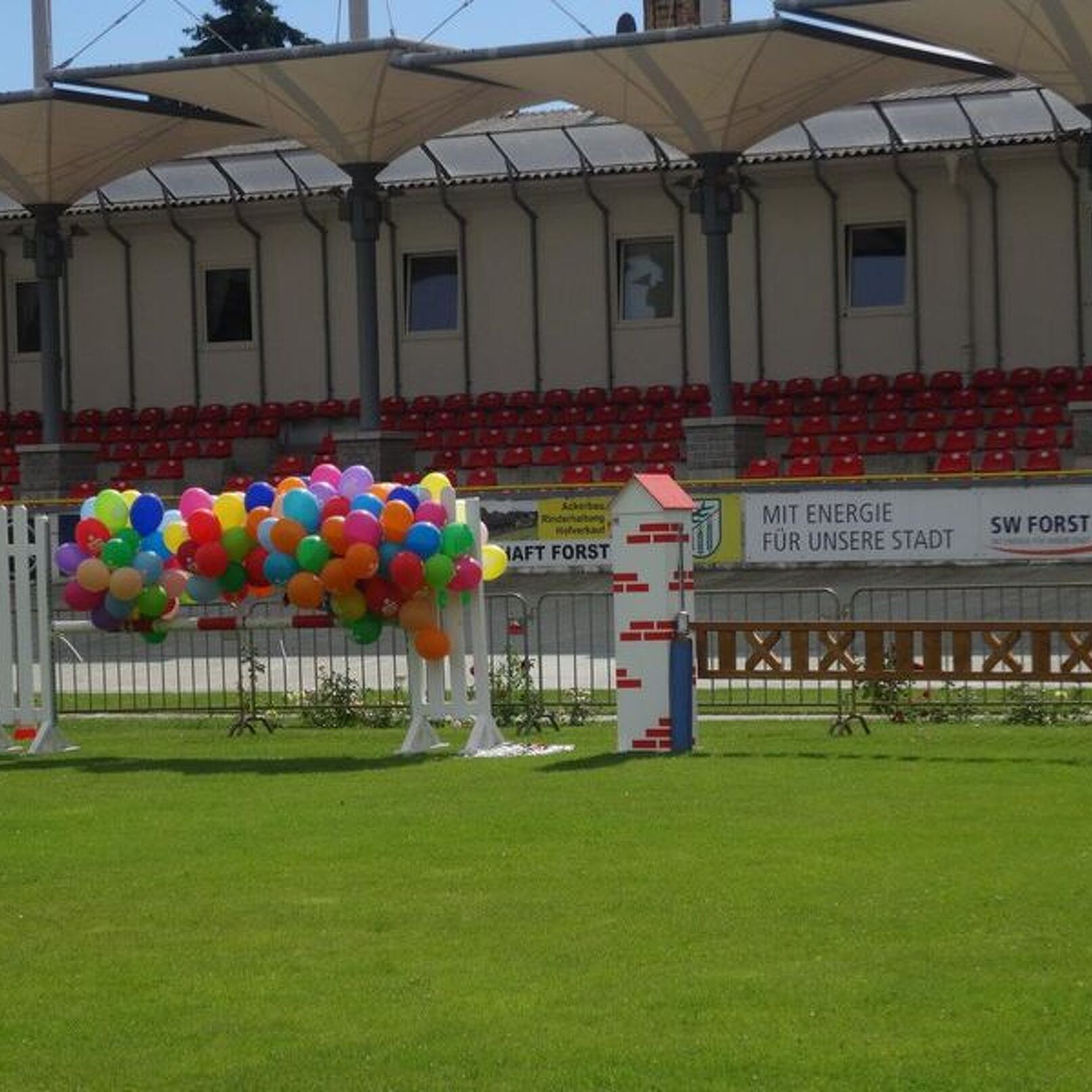 110 Luftballons warten auf den Start gen Himmel