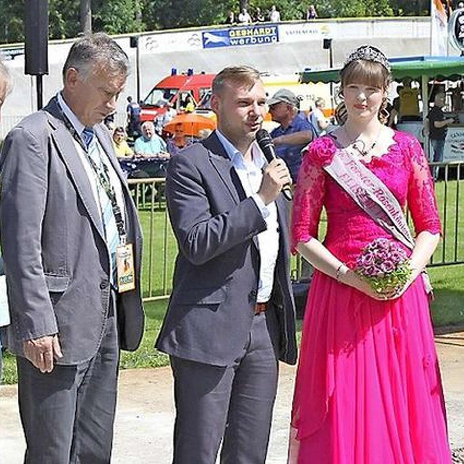 Bürgermeister Philipp Wesemann (Mitte) eröffnet die Deutsche Meisterschaft im Beisein des Ehrenpräsidenten Rainer Podlesch (l.), dem PSV-Präsidenten Gerd Suschowk, Rosenkönigin Elisabeth I. sowie dem sportlichen PSV-Leiter Frank Schneider (r.). Foto: Anja Guhlan