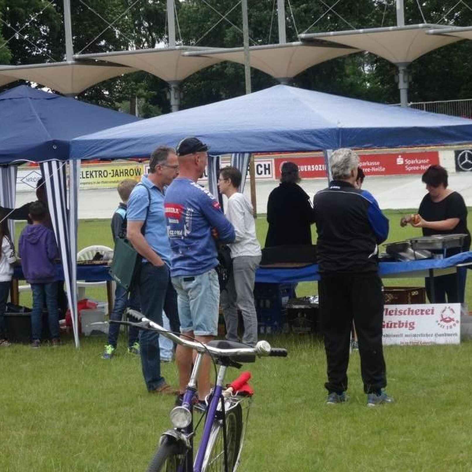 Eltern der Forster Radsportler versorgten mit Kuchen
