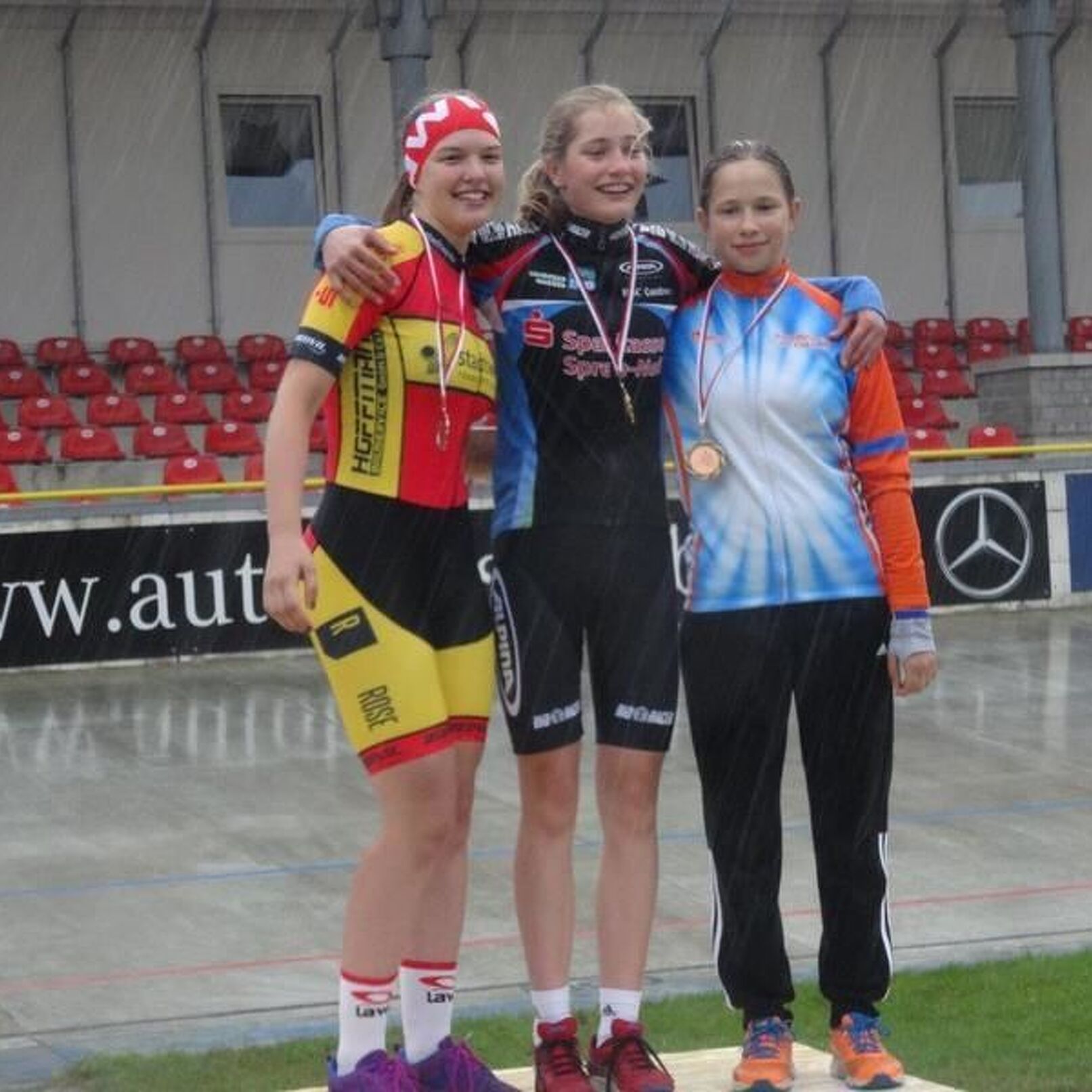 Siegerehrung 2000m Zeitfahren Schülerinnen U15
Linda Padusch Frankfurter RC 90, Tilla Geisler RSC COttbus, Lisa Masnik RK Endspurt 09
