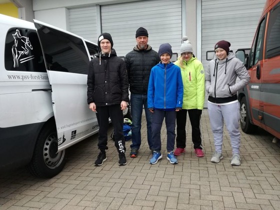 Vor dem Start: Christopher Zeidler, Malte Möbus, Alina Schlender und Jessica Hübner mit Torsten Lerche