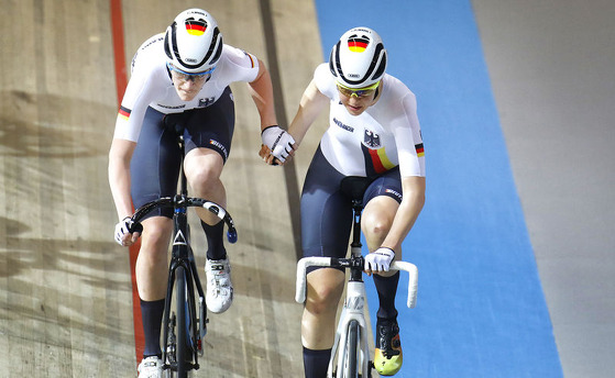 Romy Kasper mit Lisa Küllmer, Foto: Dave Rietbergen