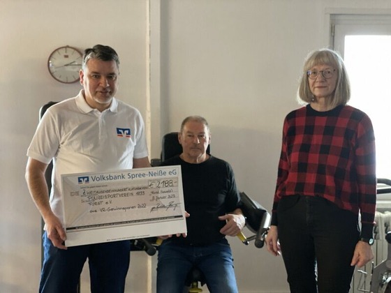 Scheckübergabe von Herrn Bossenz an Frau Menzel und Dr. Vogt, Foto: Frau Müller