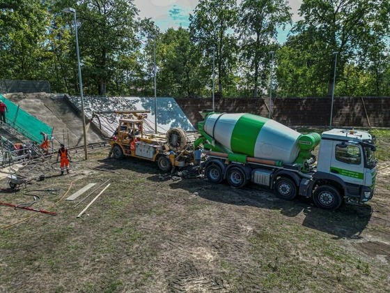 Betonmischer und -pumpe in Aktion, Foto: Frank Junge