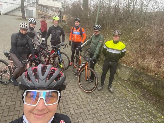 Freunde unter sich mit Gravel- und Mountain-Bike