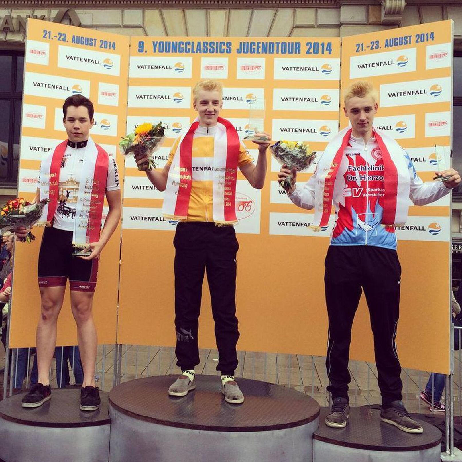 Bastian Flicke mit Karlo Büser (re) und Jonas Rutsch (li)