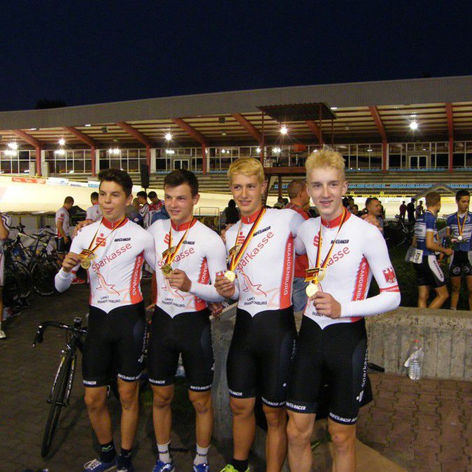 Gold im 3000 m Mannschaftsverfolgung - Janik Petereit, Tom Müller, Richard Banusch und Bastian Flicke
