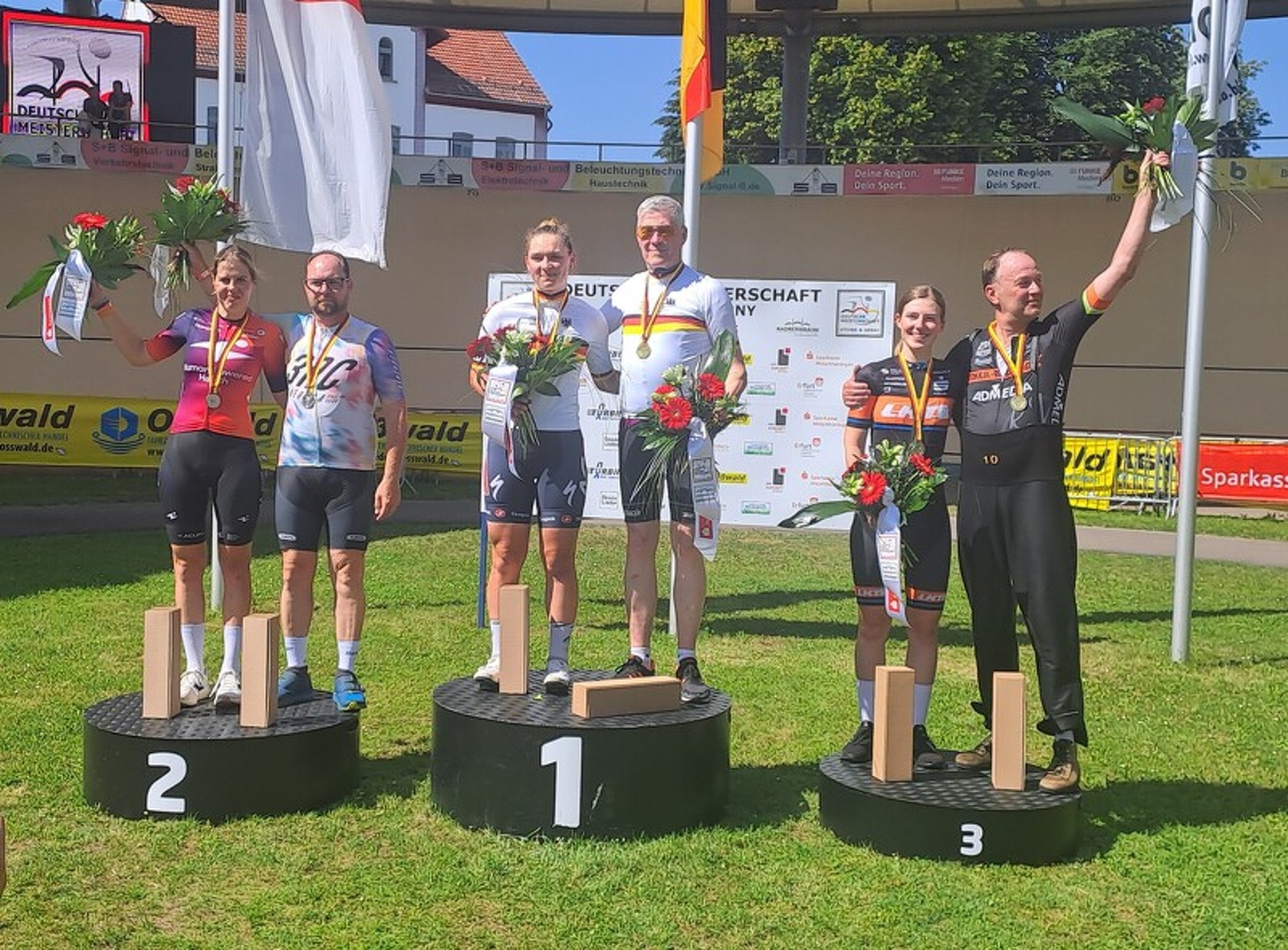 Das Podium der Derny DM 2025 in Erfurt (v.l.): Romy Kasper, Meisterin Messane Bräutigam und Olivia Schoppe. Foto: Sächsischer Radfahrer-Bund e.V.