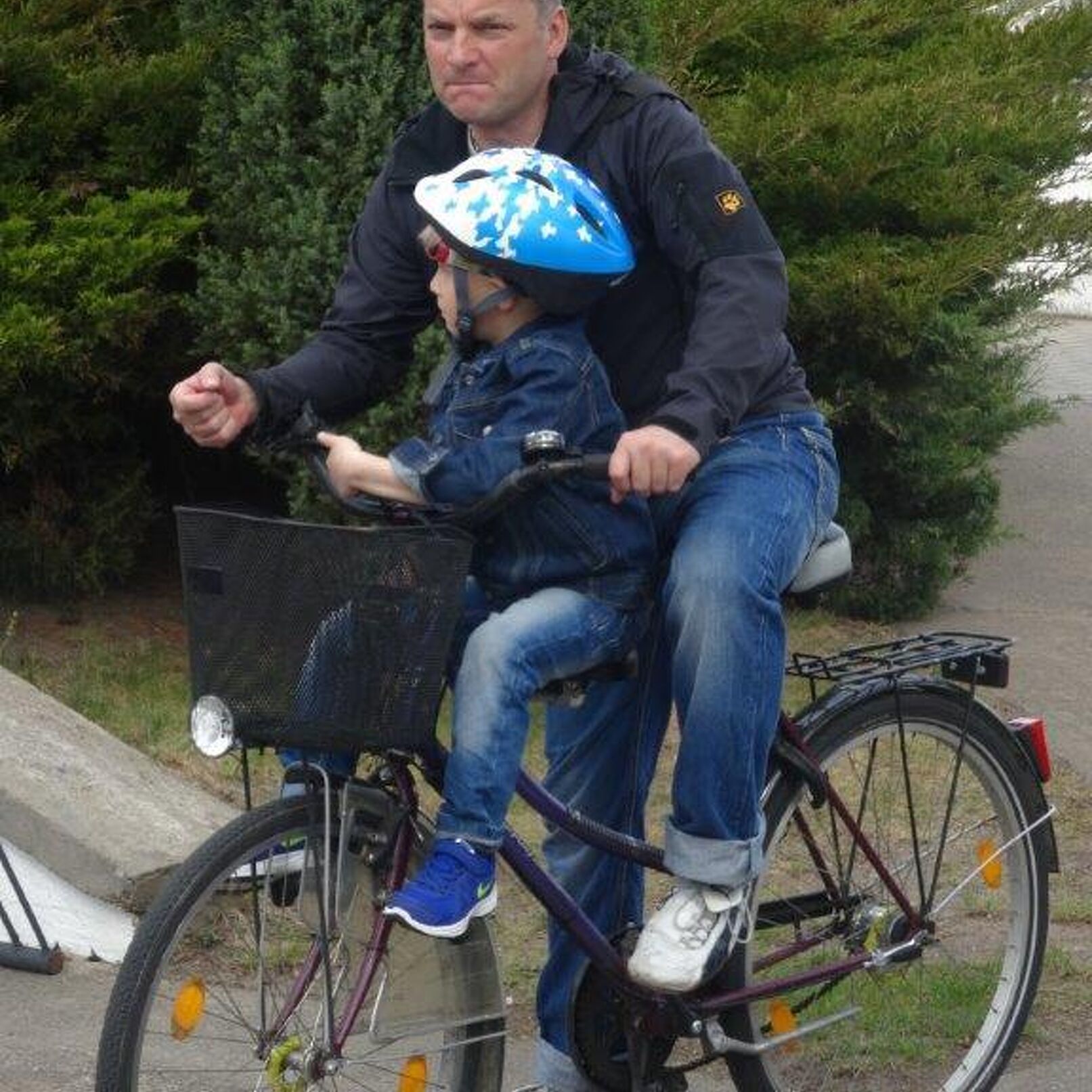 auf dem Sattel bei Papa