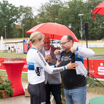 Dank von Romy Kasper an ihren Trainer Mario Vonhof, Foto: Torsten Lorenz