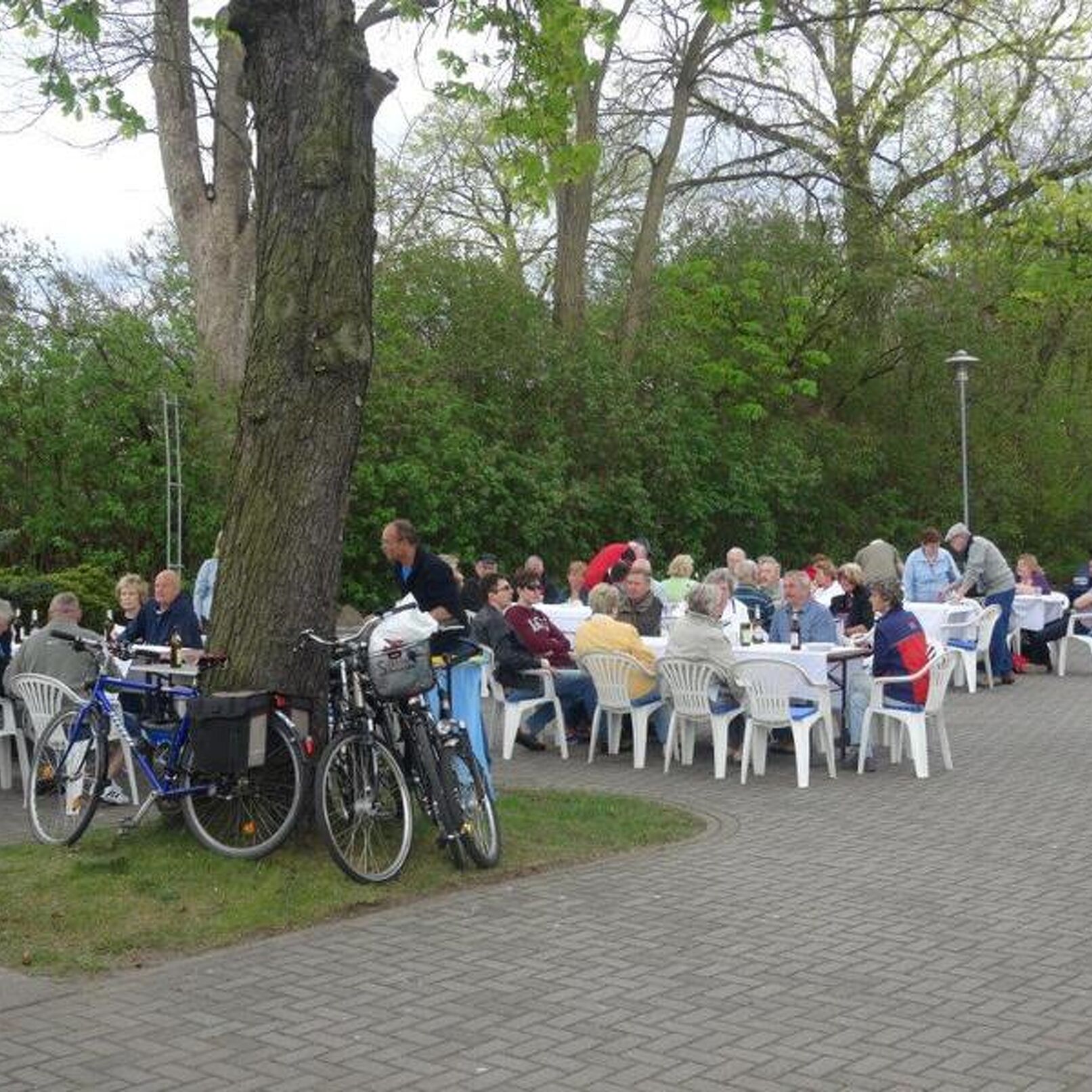 alle Tische besetzt