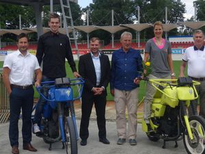 Der sportliche Leiter Frank Schneider, Fahrer Franz Schiewer, der Forster Bürgermeister Philipp Wesemann, Ehrenpräsident Rainer Podlesch, Olympia-Teilnehmerin Romy Kasper sowie Vereinspräsident Gerd Suschowk (v.l.) freuen sich auf die Austragung der Deutschen Meisterschaft Foto: Anja Guhlan