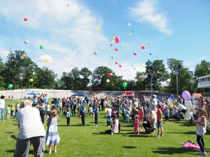110 Luftballons stiegen in den blauen Himmel