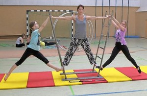 Cynthia Bergmann (Mitte) beim Training mit ihrer Sportakrobaten-Abteilung in der Turnhalle der Grundschule Mitte. Foto: Steffi Ludwig