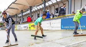 Der Regen machte am Sonntag den Besuchern, Sportlern und Veranstaltern einen Strich durch die Rechnung. Nachdem zwischenzeitlich noch Hoffnung herrschte, musste das Rennen abgesagt und auf den Montag verschoben werden.
Foto: Frank Hammerschmidt