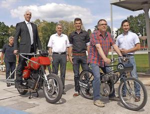 Posen mit der neuen Schrittmachermaschine: Volksbank-Vorstand Frank Baer, PSV-Präsident Gerd Suschowk, der Forster Radsportler Stefan Schäfer, Ulrich Winkler von der Forster Wohnungsbaugesellschaft auf einem Derny-Rad und Frank Schneider vom PSV (v.l.).
Foto: Ludwig