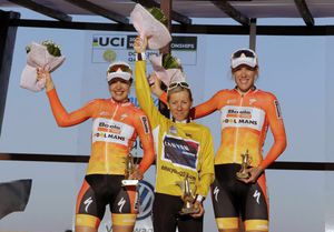 Das Podium in Doha: Trixi Worrack (M.) gewann vor Romy Kasper (l.) und deren Teamkollegin Ellen van Dijk. Foto: Cor Vos