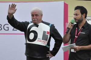 Aebi winkt bei seinem Abschied dem Erfurter Publikum zu. Rechts Rennbahn-Sprecher Frank Schneider. Foto: Volker Brix (Bild: 3/3)