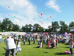110 Luftballons stiegen in den blauen Himmel