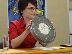 Elena Boßmeyer vom Stadtarchiv mit einer Filmrolle, Foto: Peter Schulz (Bild: 6/6)