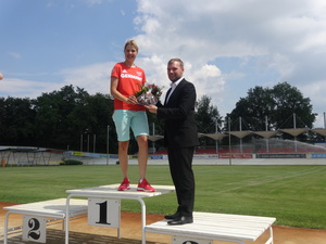 Schon jetzt Gewinnerin: Bürgermeister Philipp Wesemann verabschiedete gestern Forsts einzige Olympiastarterin Romy Kasper im Rad- und Reitstadion mit einem Schokorad von Felicitas. Foto: Steffi Ludwig