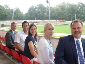 Probesitzen auf der Tribüne im Rad- und Reitstadion: PSV-Präsident Gerd Suschowk, Vize-Präsident Frank Schneider, die Forster Radsportlerin Romy Kasper, Heike Korittke von der Stadtverwaltung Forst und Sparkassen-Direktor Reinhard Lehmann (v.l.) Foto: Karin Menzel