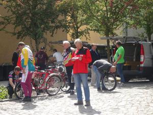 vor dem Start im Fahrerlager (Bild: 15/32)