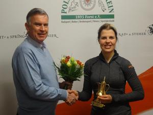 Gerd Suschowk gratuliert. Romy Kasper hat ihren Pokal dabei – eine goldene Kaffeekanne, die beinahe nicht als Handgepäck durchgegangen wäre beim Rückflug Freitagnacht.