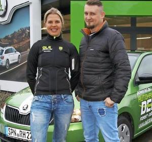 Lars Derno (rechts) unterstützt Romy Kasper. Sie wird dafür dem Autohaus zur Verfügung stehen, wenn es ihr Terminplan zulässt. Foto: kkz