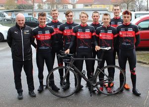 Foto:v.l.: Landesstützpunkttrainer Michael Max, Ville Möbus (PSV Forst), Franz Groß (RC Luckau), Patrick Winter (FRC 90 Frankfurt (Oder), Roman Duckert (FRC 90 Frankfurt(Oder), Theo Zetzsche (RC Luckau), Kieron Steinmann (RSC Cottbus), Lu Morten Eckert (1. RC Strausberg), Hannes Wilksch (RC Luckau); Zum Team gehören noch Eric Weyer (RSV Peitz), David Eppert (1. RC Strausberg) (Bild: 2/2)