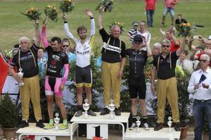 Sieger Patrick Kos mit Schrittmacher René Kos sowie Guiseppe Atzeni mit René Aebi (Platz 2) und Franz Schiewer mit Gerd Gessler. Foto: Margit Jahn/mjn1