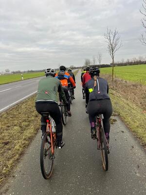 Freunde unter sich mit Gravel- und Mountain-Bike (Bild: 3/9)