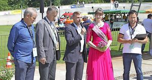 Bürgermeister Philipp Wesemann (Mitte) eröffnet die Deutsche Meisterschaft im Beisein des Ehrenpräsidenten Rainer Podlesch (l.), dem PSV-Präsidenten Gerd Suschowk, Rosenkönigin Elisabeth I. sowie dem sportlichen PSV-Leiter Frank Schneider (r.). Foto: Anja Guhlan (Bild: 1/2)